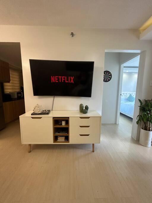 شقة Modern Oasis: Pool + Netflix مانيلا المظهر الخارجي الصورة